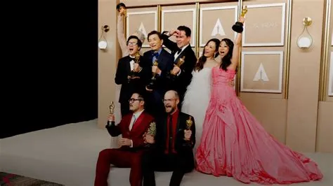 Die Oscar-Nominierung von Everything Everywhere All At Once - Ein Triumph für die grenzüberschreitende Kunst und die transformative Kraft des Films